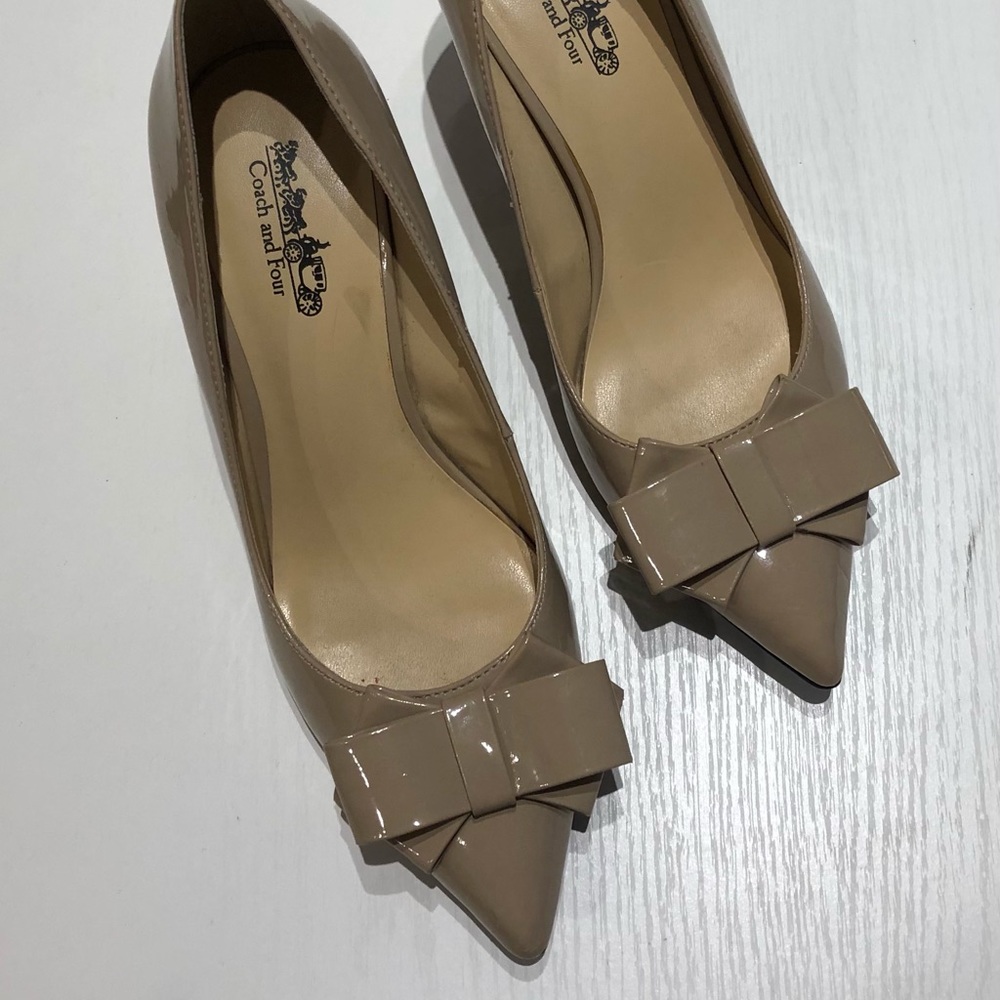 Kitten heel, bow toe nude pumps